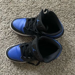 Jordan 1 “Hyper Royal” Mid